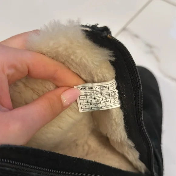 Fur lined Kids UGGs - Picture 6 of 6